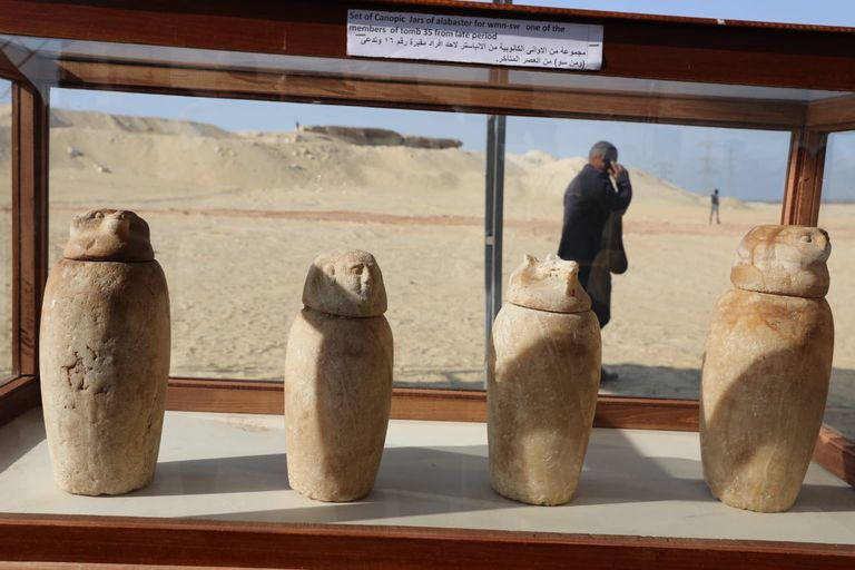 مصر تكشف عن 16 مقبرة فرعونية و20 تابوتا بالمنيا