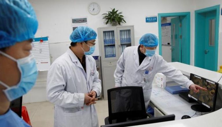 أطباء يتابعون فحوصات فيروس كورونا في مستشفى بإقليم هونان بالصين 
