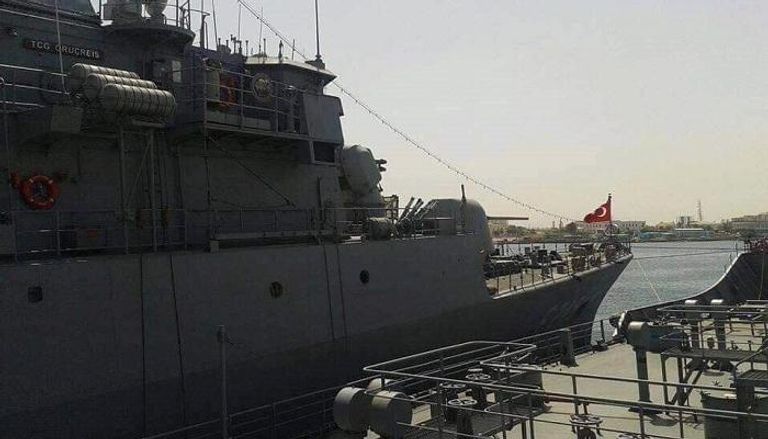 السفينة التركية خلال تواجدها بميناء طرابلس