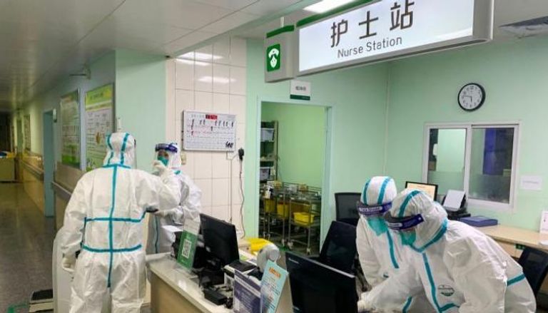 أطباء يتابعون فحوصات فيروس كورونا في مستشفى بالصين 