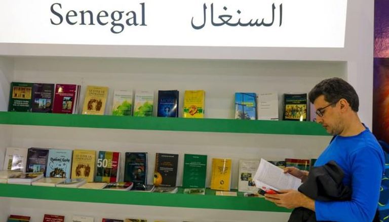 الجمهور المصري يزور جناح السنغال في معرض الكتاب