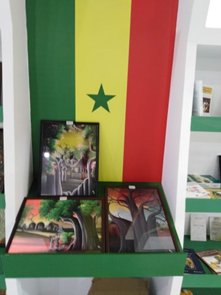 الجمهور المصري يزور جناح السنغال في معرض الكتاب