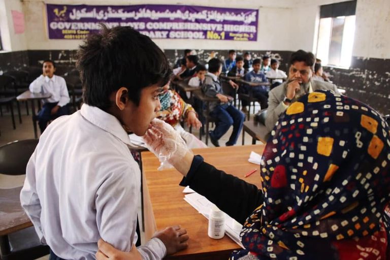 "دبي العطاء" تكافح انتشار الديدان المعوية في باكستان