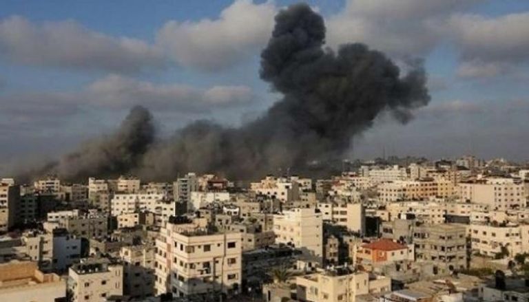 سحب الدخان تتصاعد إثر غارة إسرائيلية سابقة على غزة