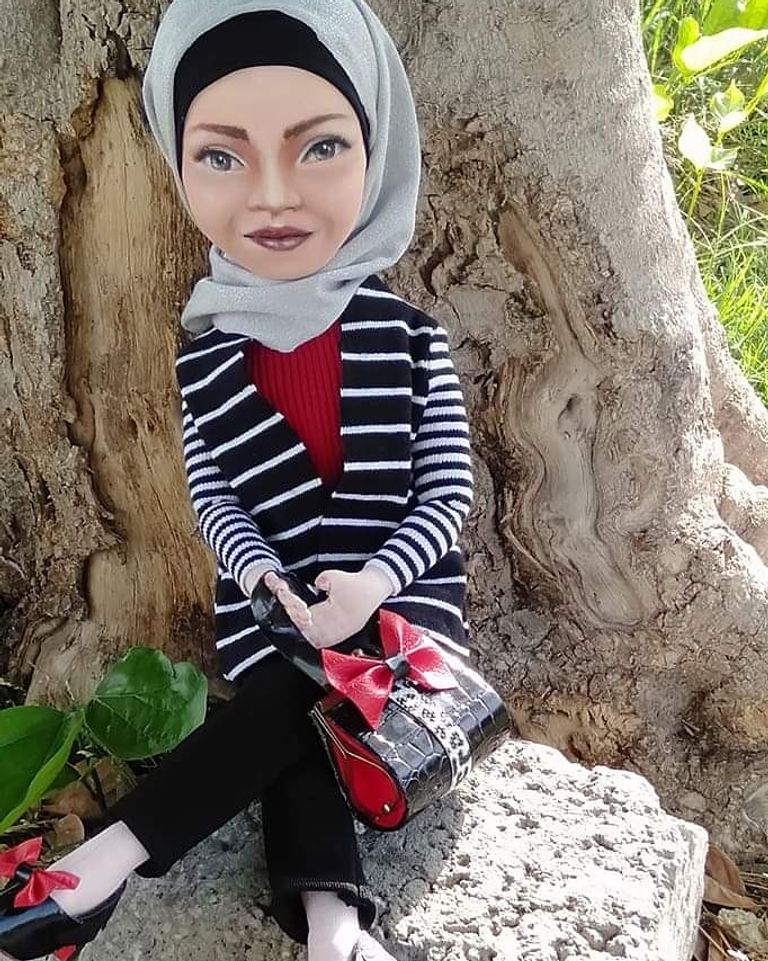 المصرية ماجدة المعداوي مع أحد أعمالها