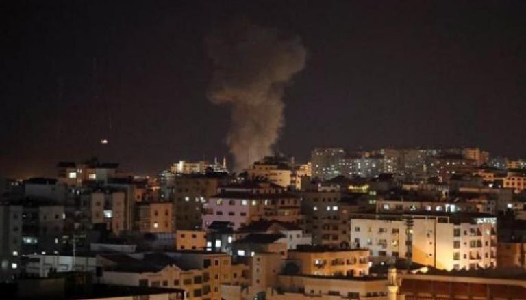 تصاعد الدخان جراء قصف إسرائيلي سابق في غزة - أرشيفية