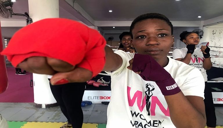 نيجيريات يتدربن الملاكمة والكاراتيه