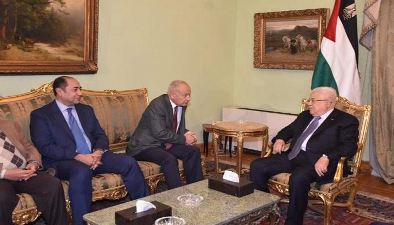 محمود عباس وأحمد أبوالغيط خلال لقاء سابق