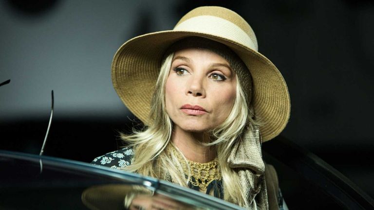 نجمة السينما العالمية فيكتوريا أبرِل