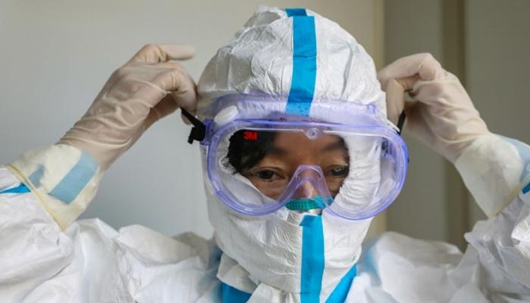 طبيب صيني يرتدي ملابس واقية من الفيروسات