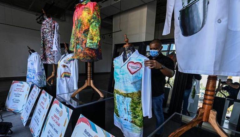 سترات طبية معروضة في دار للمعارض الفنية في بنما