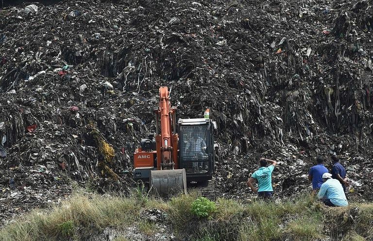 أطفال في الهند يجمعون البلاستيك