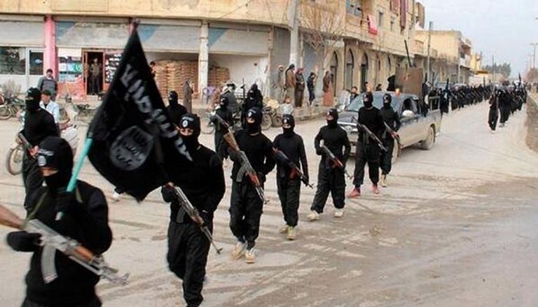 عناصر إرهابية ترفع راية داعش- أرشيفية