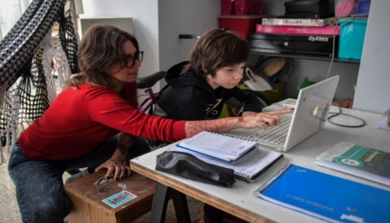 سينتيا بيرغولا تساعد طفلها على متابعة الدروس عبر الإنترنت