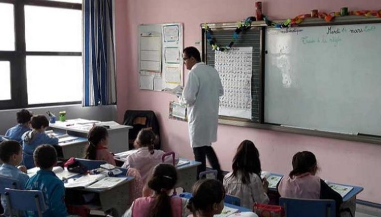 معلم جزائري في الصف مع تلاميذه- أرشيفية