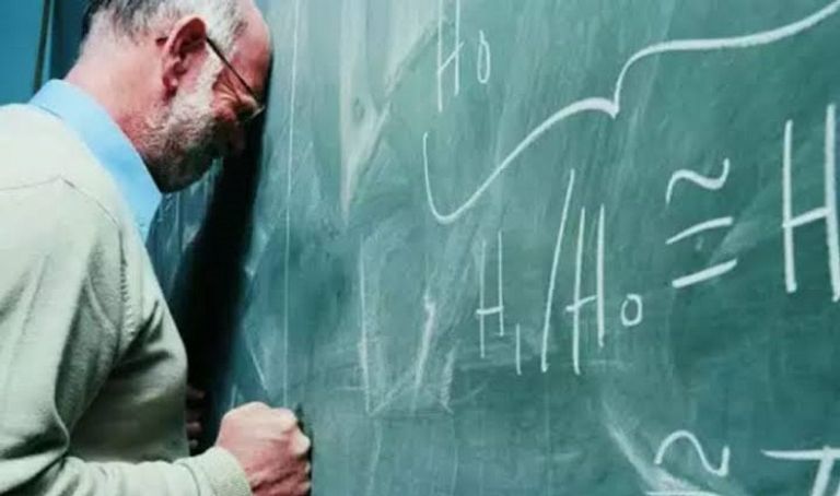 صورة تداولها الجزائريون عبر مواقع التواصل دلالة على موقف الأساتذة معلم جزائري في الصف مع تلاميذه - أرشيفية