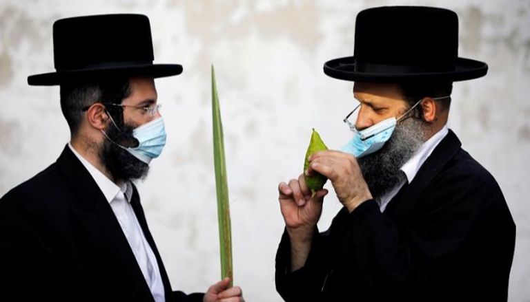 يهوديان متشددان يرتديان الكمامة في إسرائيل