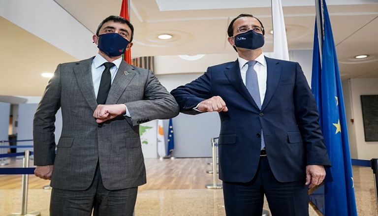 وزير الخارجية والتعاون الدولي الإماراتي خلال لقاء نظيره القبرصي