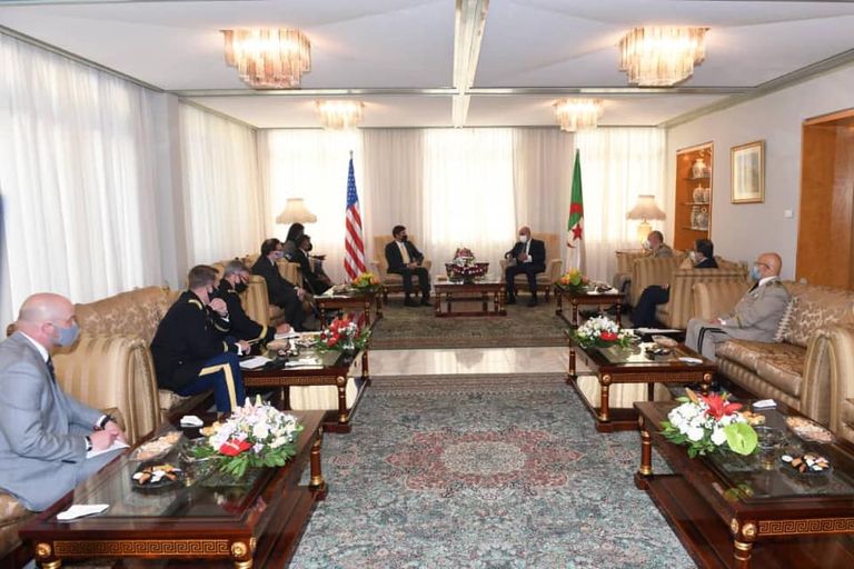 جانب من استقبال الرئيس الجزائري لوزير الدفاع الأمريكي جانب من استقبال الرئيس الجزائري لوزير الدفاع الأمريكي