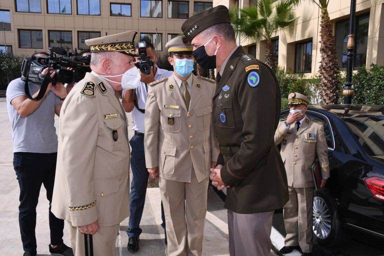 رئيس أركان الجيش الجزائري وقائد أفريكوم جانب من استقبال الرئيس الجزائري لوزير الدفاع الأمريكي