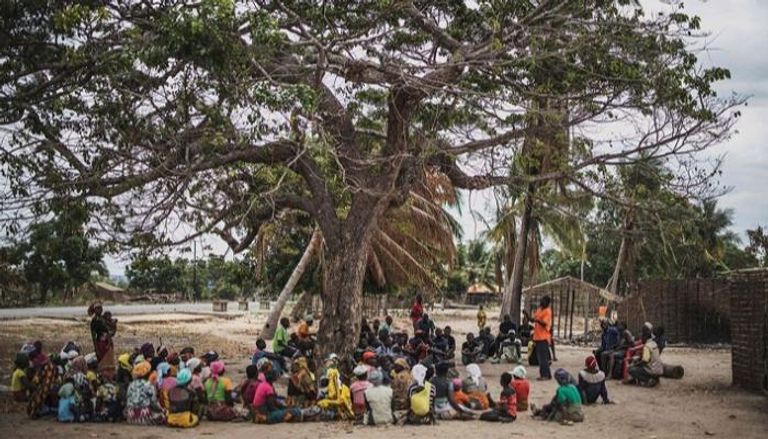 سكان يجتمعون في قرية ألديا دا باز التي تعرضت لهجوم في 24 أغسطس 2019.