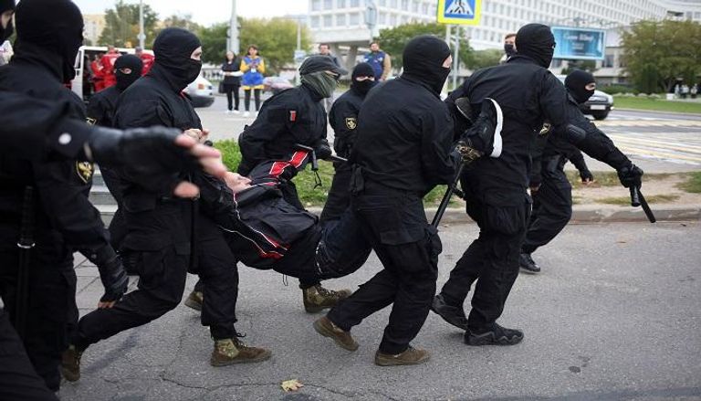 الشرطة في بيلاروسيا تعتقل المتظاهرين في الشارع