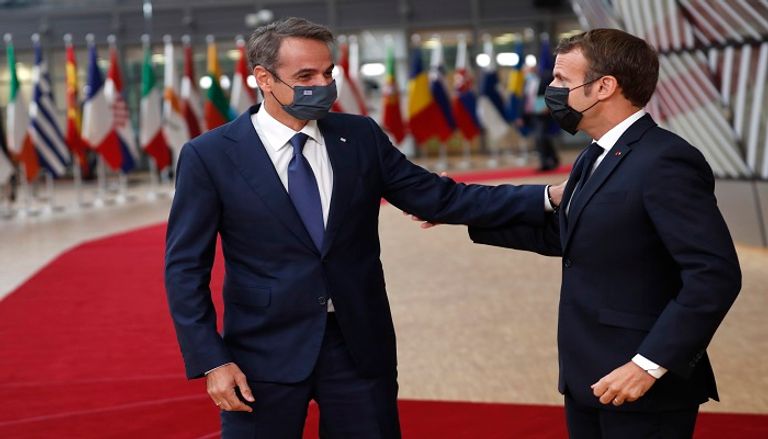 الرئيس الفرنسي ورئيس وزراء اليونان خلال القمة - أ.ف.ب