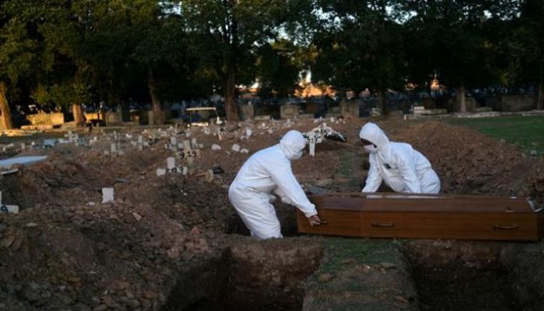 دفن متوفين بكورونا في البرازيل