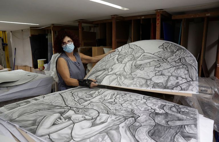 الفنان غابي معماري يتفحص عملا للرسامة صوفي يراميان