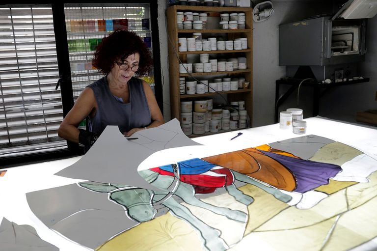 الفنان غابي معماري يتفحص عملا للرسامة صوفي يراميان