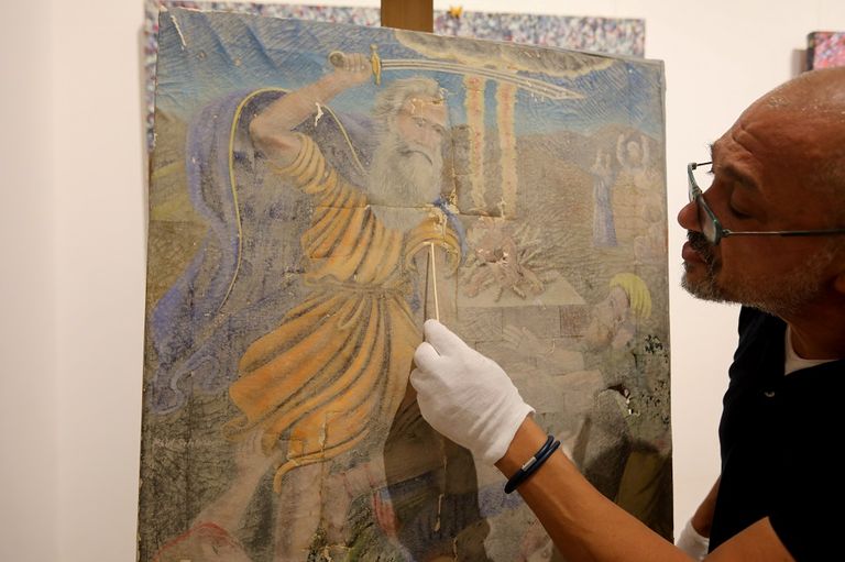 الفنان غابي معماري يتفحص عملا للرسامة صوفي يراميان