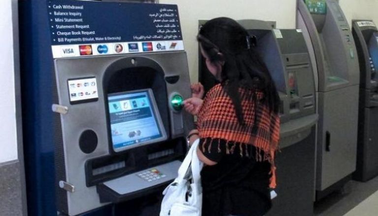  لبنانية تحاول سحب نقود من ماكينة صراف آلي 