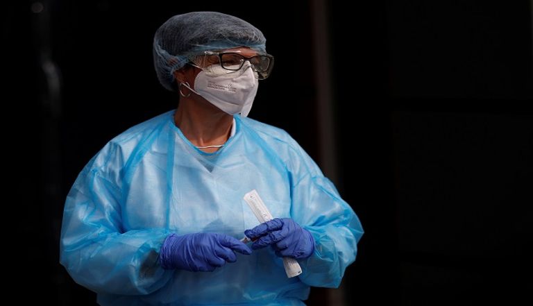 شخص يخضع لاختبار فيروس كورونا