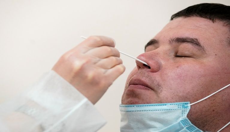 شخص يخضع لاختبار فيروس كورونا 