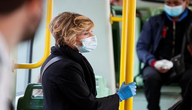 أشخاص يرتدون كمامات للوقاية من كورونا في روما