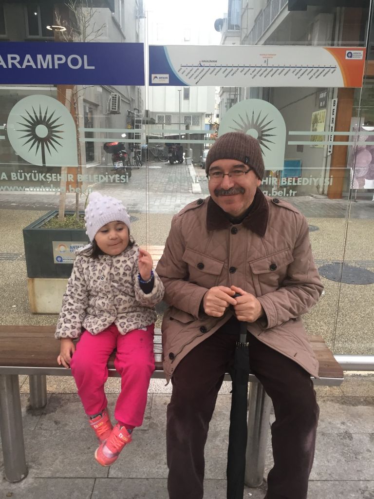 الشاب أنس إردوران مع والده