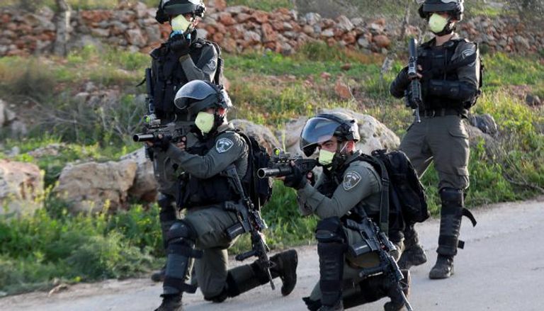 جنود إسرائيليون يرتدون الكمامة