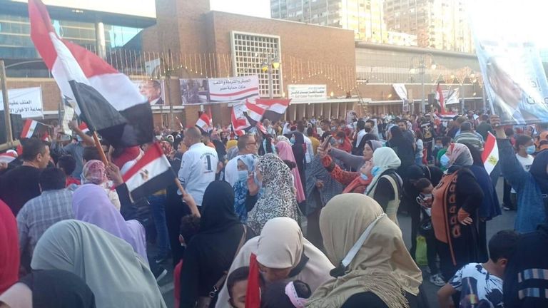آلاف المصريين احتشدوا في الميادين لدعم السيسي