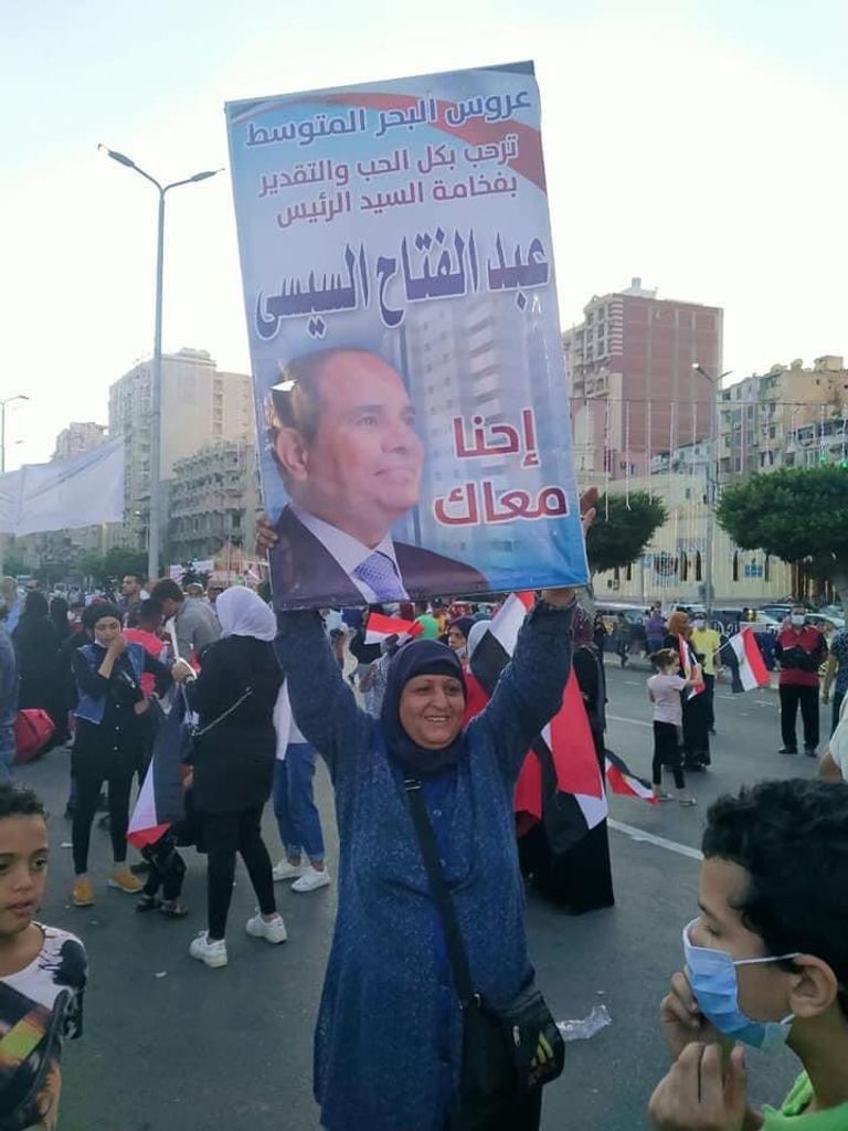 آلاف المصريين احتشدوا في الميادين لدعم السيسي
