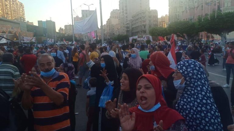 آلاف المصريين احتشدوا في الميادين لدعم السيسي