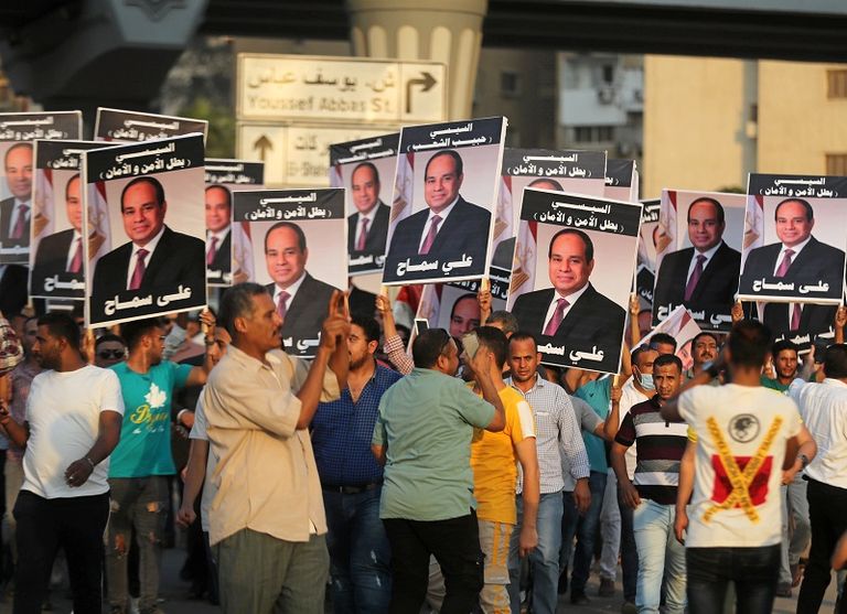 آلاف المصريين احتشدوا في الميادين لدعم السيسي