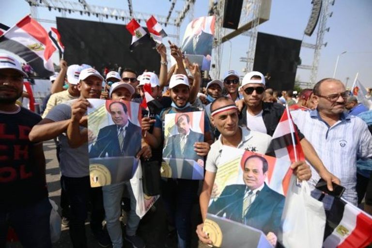 آلاف المصريين احتشدوا في الميادين لدعم السيسي
