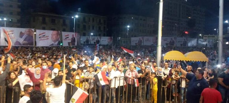 آلاف المصريين احتشدوا في الميادين لدعم السيسي