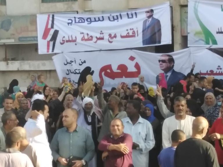 آلاف المصريين احتشدوا في الميادين لدعم السيسي