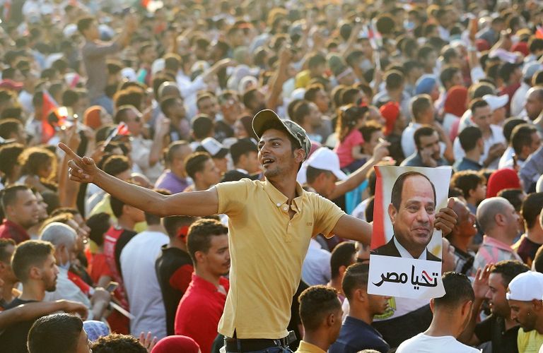 آلاف المصريين احتشدوا في الميادين لدعم السيسي