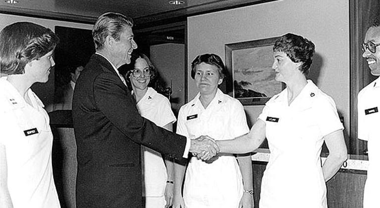 طائرة مروحية تقل ترامب إلى مركز والتر ريد الطبي