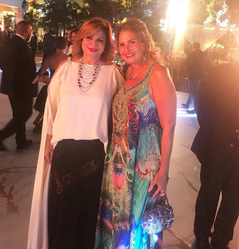 الفنانة المصرية يسرا، والفنانة إلهام شاهين، في حفل زفاف الفنان أمير شاهين جانب من حفل زفاف الفنان أمير شاهين