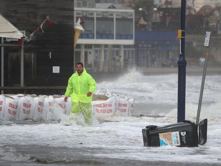 الأمطار أدت إلى انقطاع التيار الكهربائي عن حوالي 13500 منزل