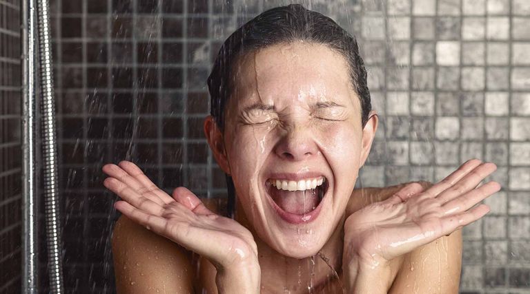 تغليف الوسادة في غطاء من الحرير يساعد على تحفيز نمو الشعر