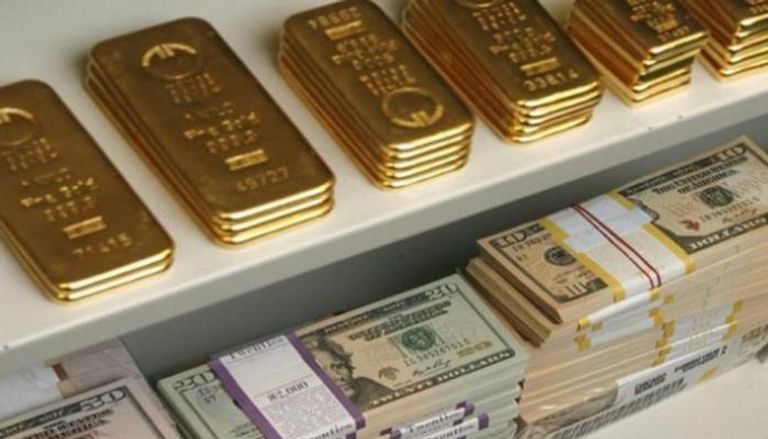 صعود الدولار يحد من مكاسب الذهب 
